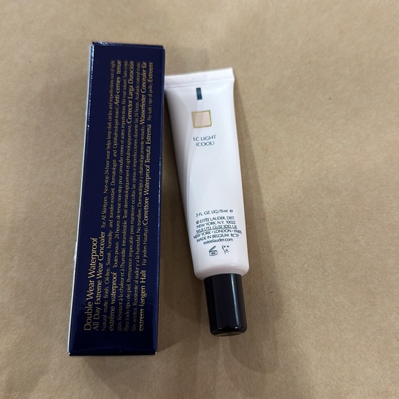 Double Wear
Waterproof
All Day Extreme Wear
Concealer
1C LIGHT (COOL) - Picture 2 of 4